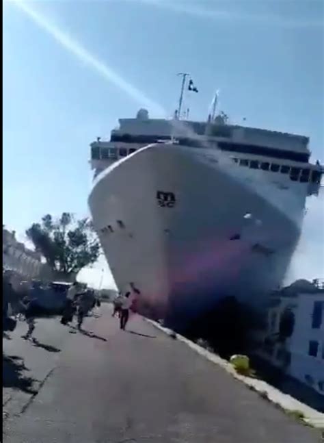 cruise ship hits dock
